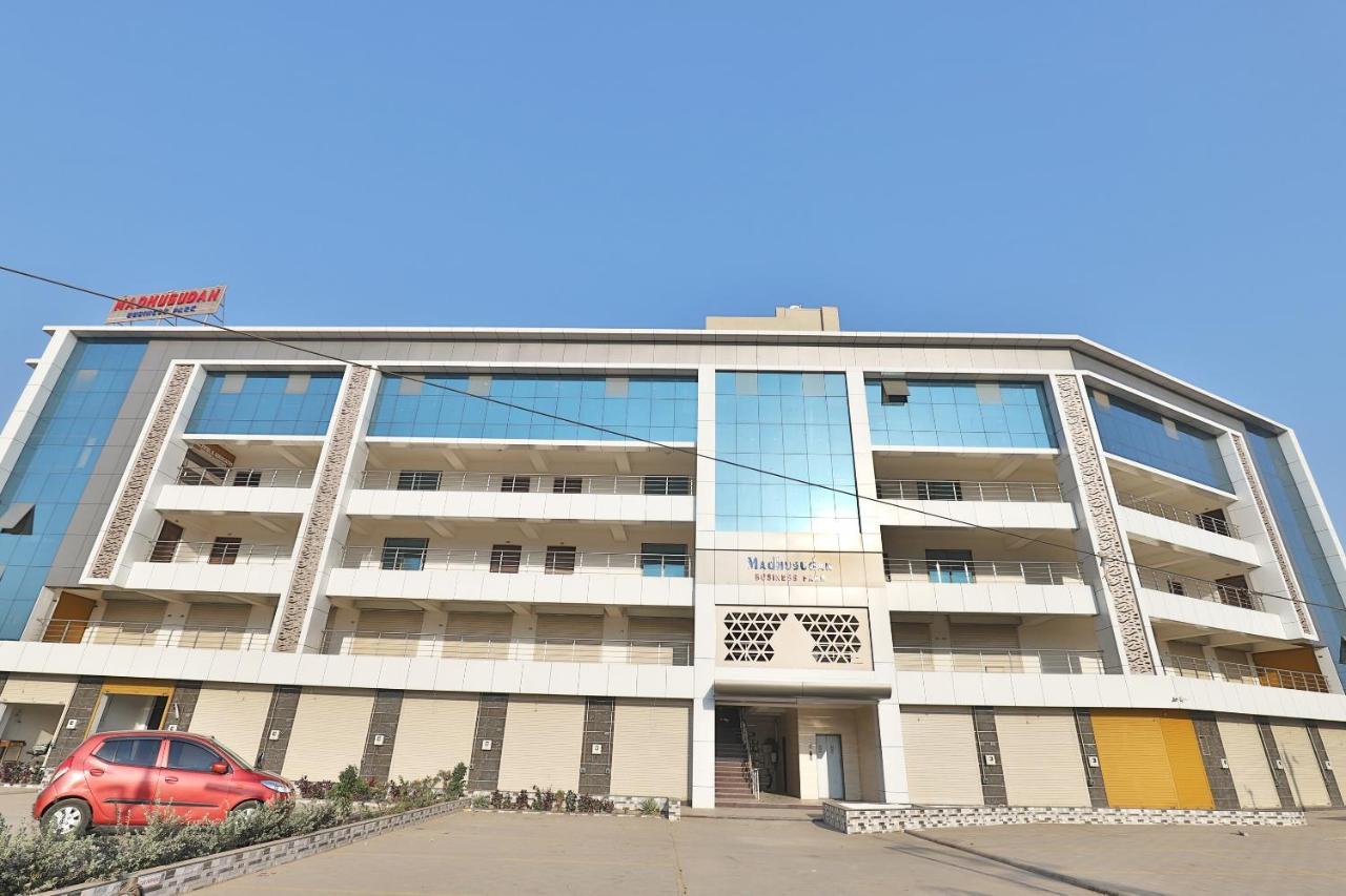Oyo 10962 Hotel Om Balaji Naroda Екстериор снимка